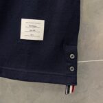 Camicia navy textured con bottoni metallici, etichetta bianca e dettaglio con bandiera.