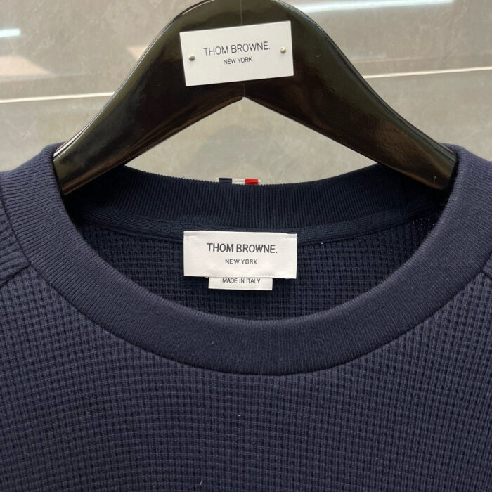 Maglioncino navy Thom Browne con collo rotondo e texture a Quadri, alta qualità e stile elegante.