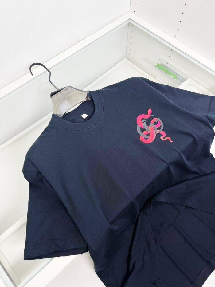 T-shirt navy con graphic di serpente rosa, stile moderno ed edgy, perfetta per un look trendy.