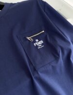 T-shirt blu navy Fendi con tasca con zip e logo italiano, stile elegante e pratico.