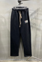 Pantaloni jogger neri NBA, comodi, con logo colorato e elastico in vita, stile casual moderno.