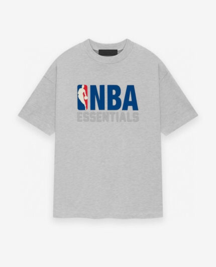 T-shirt grigia NBA Essentials con logo colorato e silhouette di giocatore, stile casual e sportivo.