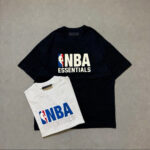 Magliette NBA Essentials bianca e navy, stile sportivo e design minimalista.