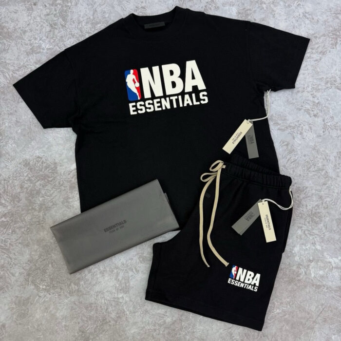 Completo athleisure NBA Essentials con maglietta, shorts e pochette grigia, stile sportivo e moderno.