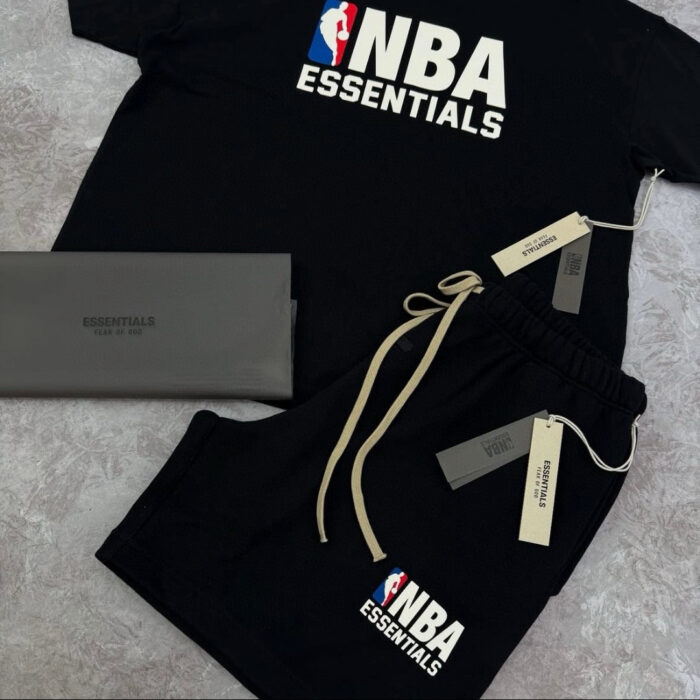 Completo sportivo NBA Essentials nero con logo bianco e elegante confezione grigia.