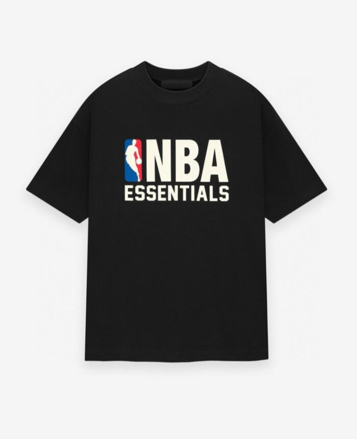 Maglietta NBA Essentials nera, stile minimalista, logo NBA colorato, perfetta per sport e casual.