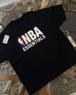 T-shirt nera NBA Essentials con logo colorato, stile casual e ideale per appassionati di basket.