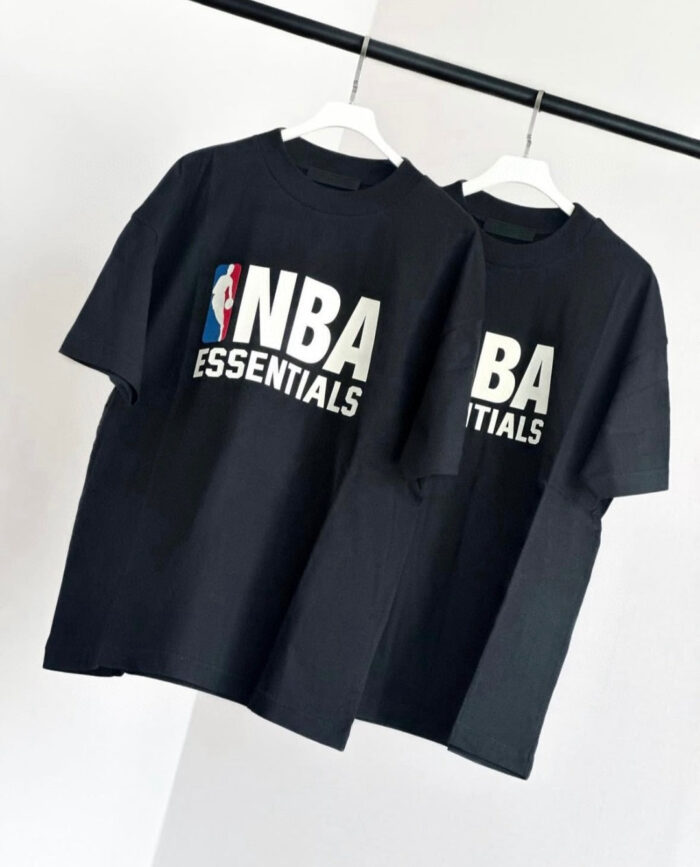 T-shirt NBA Essentials nera in cotone, stile streetwear casual, con logo bianco.