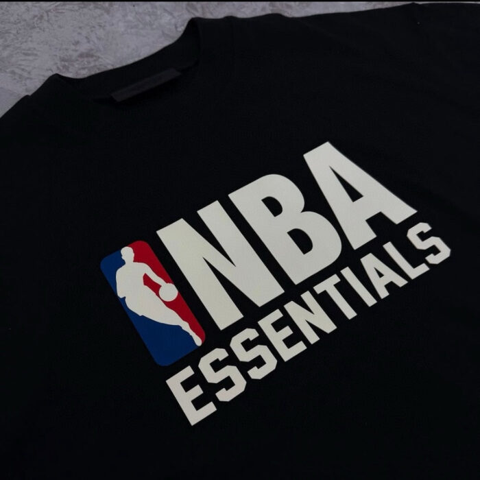T-shirt nero NBA Essentials con logo bianco e scritta in stile streetwear casual.