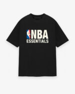 T-shirt nero NBA Essentials con logo iconico, stile sportivo, ideale per tifosi e relax.