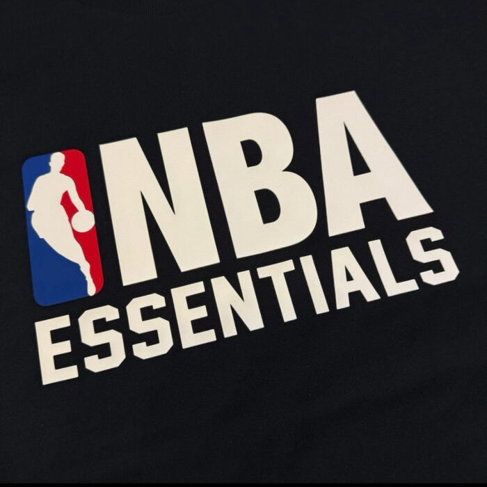 Logo NBA Essentials con silhouette di giocatore, colori rosso e blu su sfondo nero.
