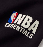 Logo NBA Essentials su tessuto nero, stile sportivo e moda casual, per fan di basket.