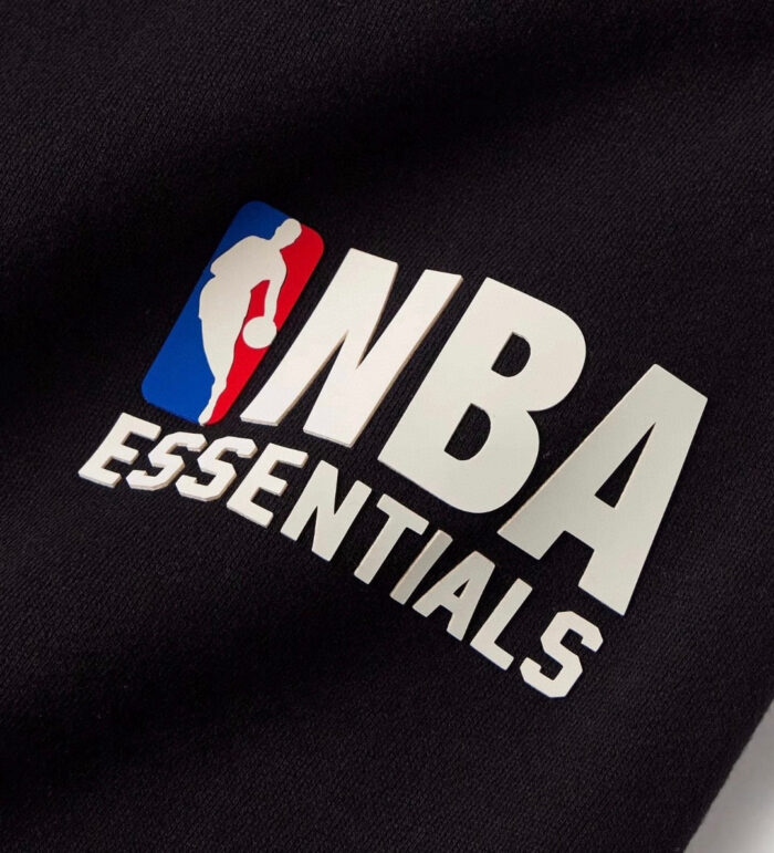 Logo NBA Essentials su tessuto nero, stile sportivo e moda casual, per fan di basket.