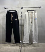 Pantaloni jogger NBA nero e beige in cotone, stile sportivo e casual, con logo ricamato.