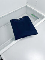 Maglia navy blue piegata, elegante e semplice, ideale per look casual e raffinate.