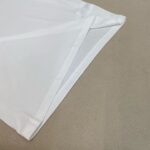 Tovaglia bianca piegata, elegante e impeccabile, tessuto di alta qualità e cura artigianale
