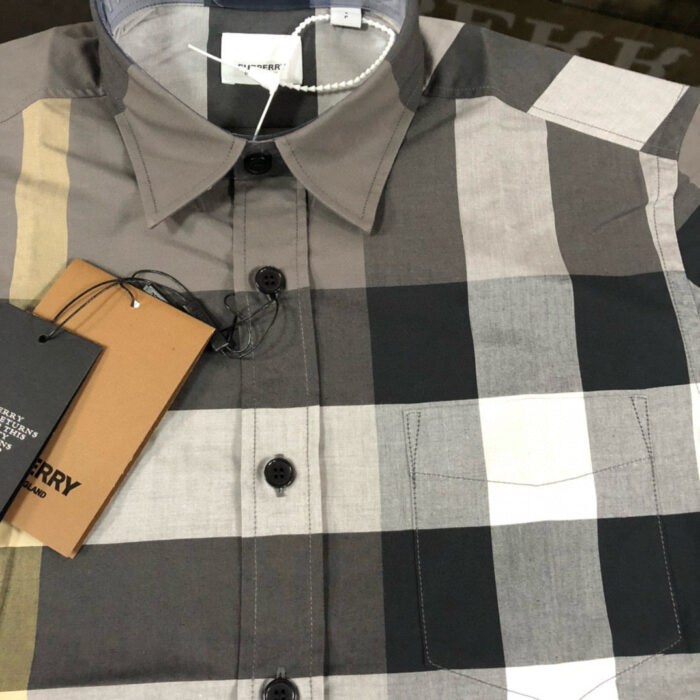 Camicia uomo Burberry a quadri grigia e nera, elegante e moderna, perfetta per ogni occasione.