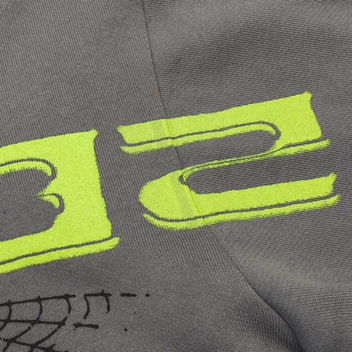 Maglietta streetwear con grafica neon verde e motivo a rete, stile urbano e moderno.