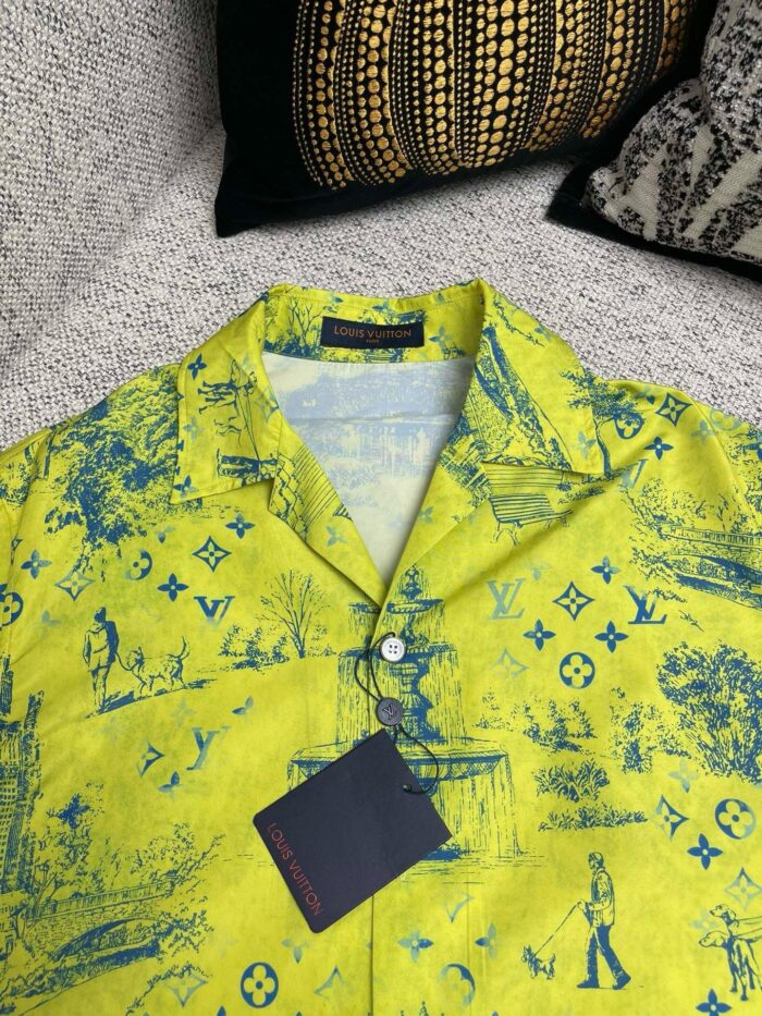 Camicia gialla con grafica blu e logo di lusso, stile casual e estivo.