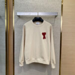 Maglione beige casual con fiocco rosso, comodo, versatile, ideale per look informali e trendy.