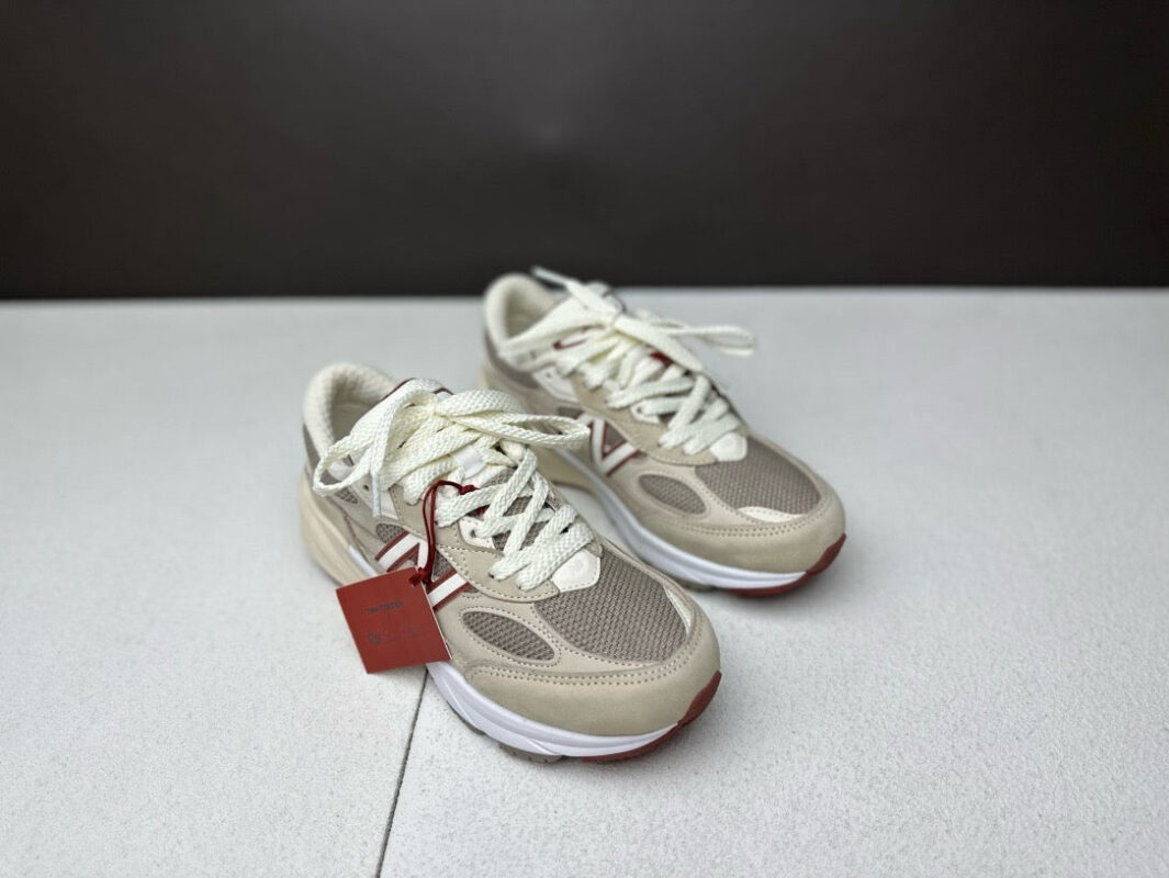 Scarpe sportive beige e bianche, comfort, stile moderno, suola antiscivolo, dettaglio rosso.