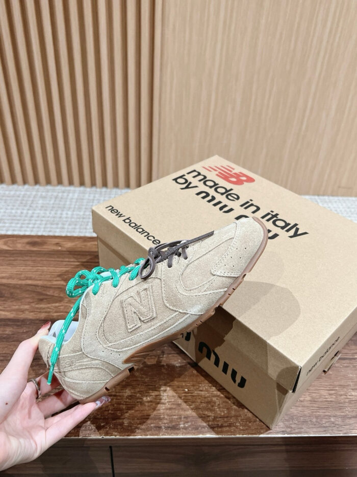 Sneaker New Balance beige con lacci turchesi e marroni, edizione limitata Made in Italy.