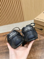 Sneakers New Balance nere con logo sul tallone, stile, comfort e qualità in ambiente minimalista.