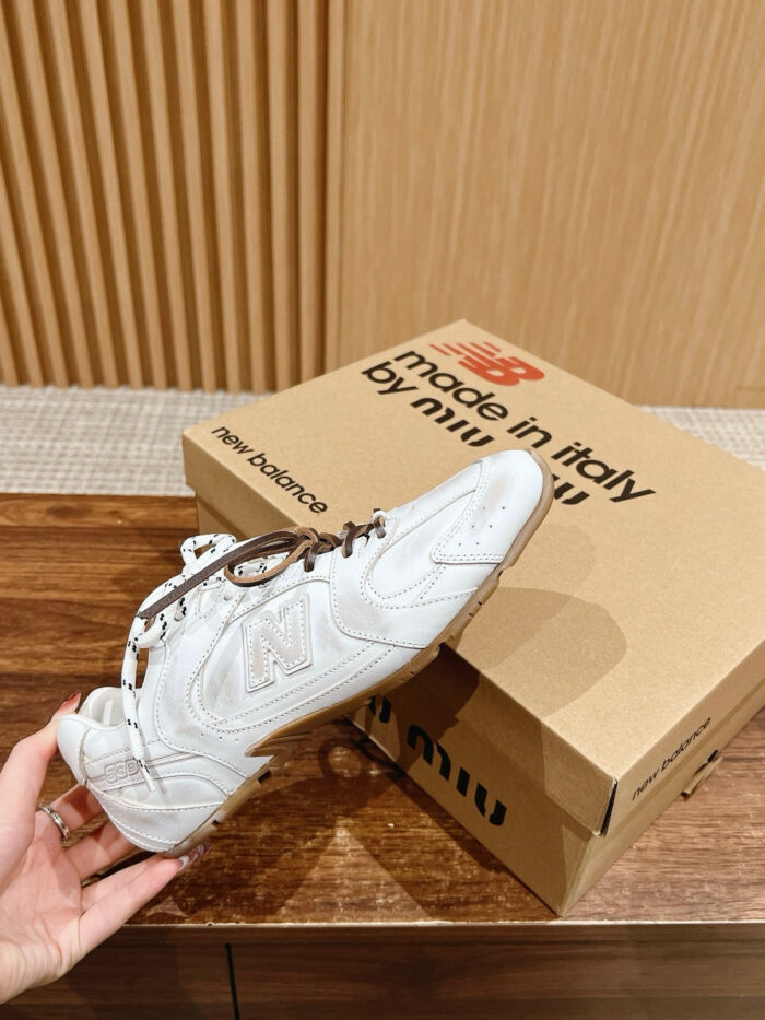 Sneaker New Balance bianca, design italiano moderno, dettagli innovativi, eleganti e pratici.