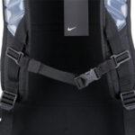 Zaino Nike nero con spallacci imbottiti e fibbia regolabile per comfort e stile sporty.