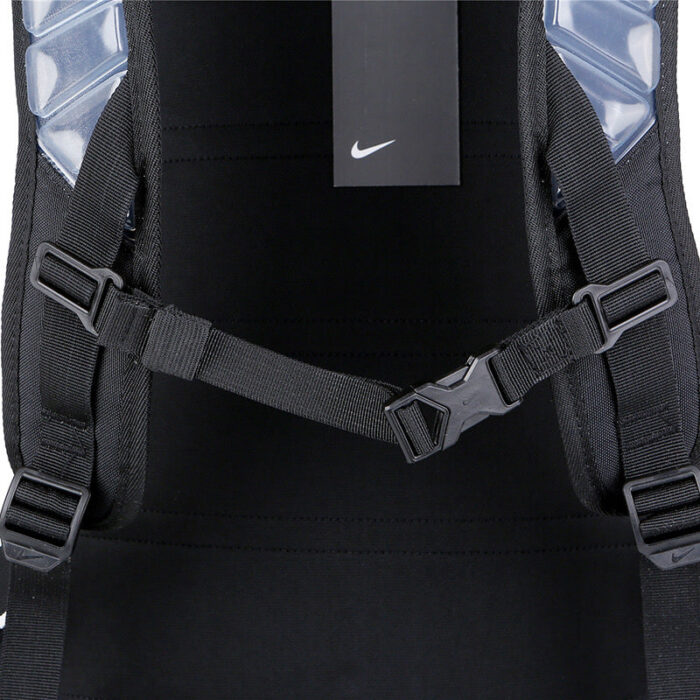 Zaino Nike nero con spallacci imbottiti e fibbia regolabile per comfort e stile sporty.