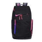 Zaino Nike nero e rosa, pratico, resistente, con dettagli colorati e logo visibile.