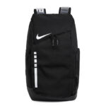Zaino Nike nero elegante con logo bianco e tasche organizer, resistente e comodo da portare.