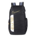 Zaino Nike Elite nero con logo dorato, grandi tasche, comode spalline riflettenti, ideale per sport e uso quotidiano.