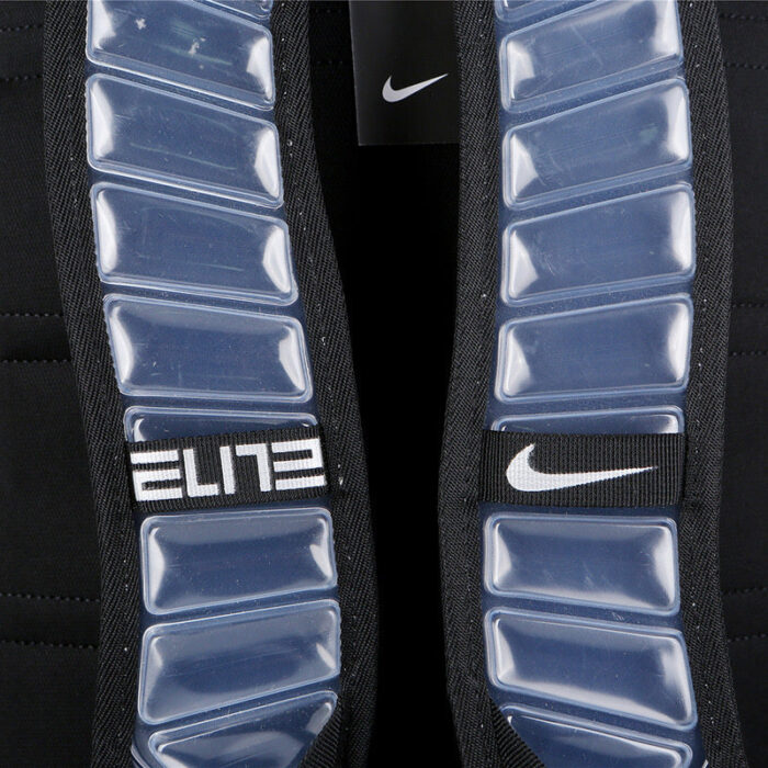 Maglia Nike Elite con protezioni trasparenti e logo swoosh, alta performance e stile sportivo.