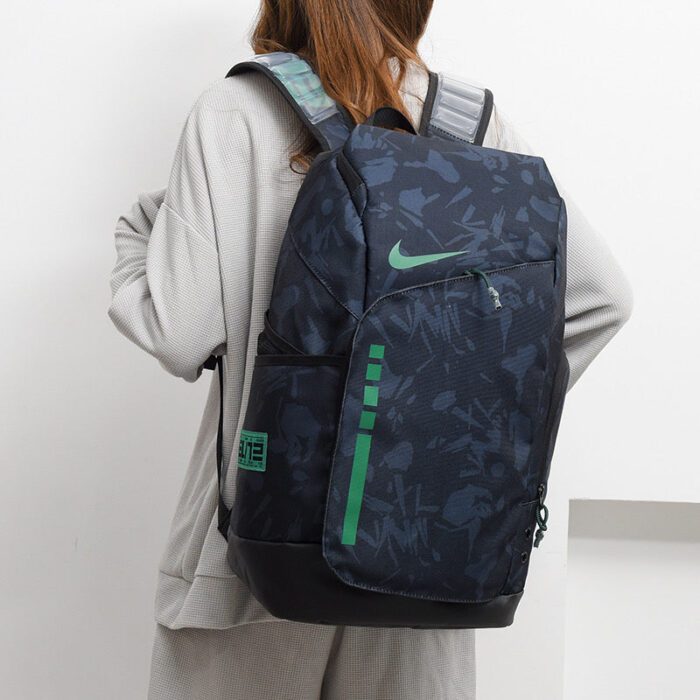 Zaino Nike blu con dettagli verde e design elegante per uso quotidiano e sportivo.