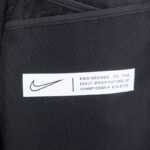 Etichetta Nike: qualità e performance per atleti délite in tessuto resistente e stile moderno.