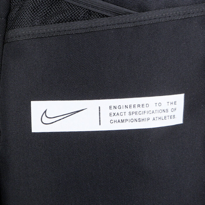 Etichetta Nike: qualità e performance per atleti délite in tessuto resistente e stile moderno.