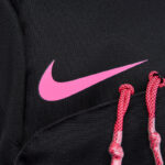 Tessuto sportivo nero con logo Nike rosa e stringhe decorative pink, stile athleisure moderno.