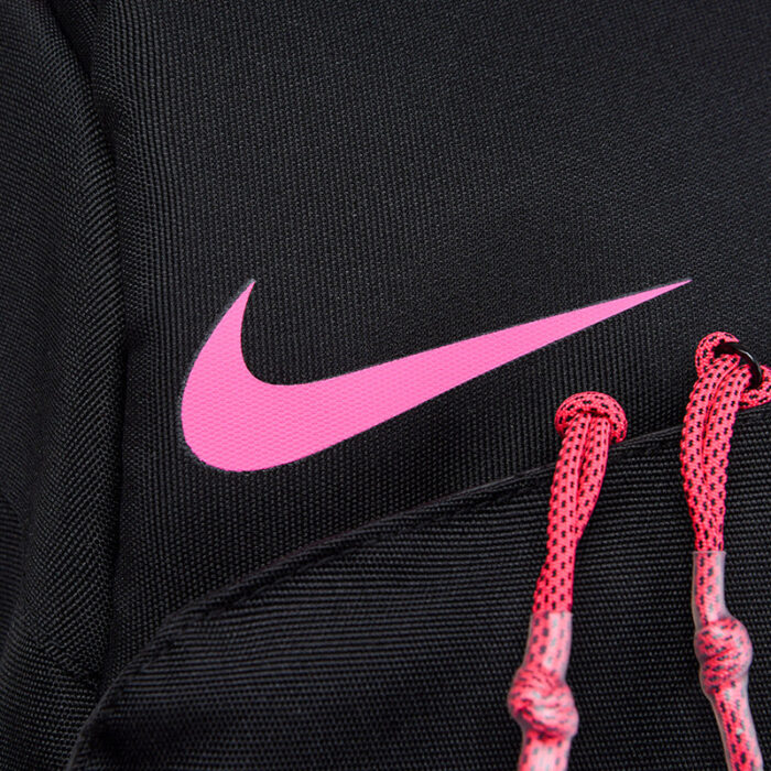Tessuto sportivo nero con logo Nike rosa e stringhe decorative pink, stile athleisure moderno.