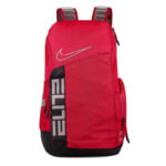 Zaino Nike rosso sportivo con logo Elite e dettagli riflettenti per allenamenti e uso quotidiano.