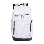 Zaino Nike colorato, moderno e resistente, perfetto per studenti e avventure quotidiane.