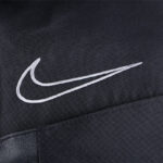 Logo Nike Swoosh ricamato su tessuto nero, elegante e resistente, ideale per sport e casual.