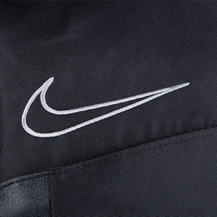 Logo Nike Swoosh ricamato su tessuto nero, elegante e resistente, ideale per sport e casual.