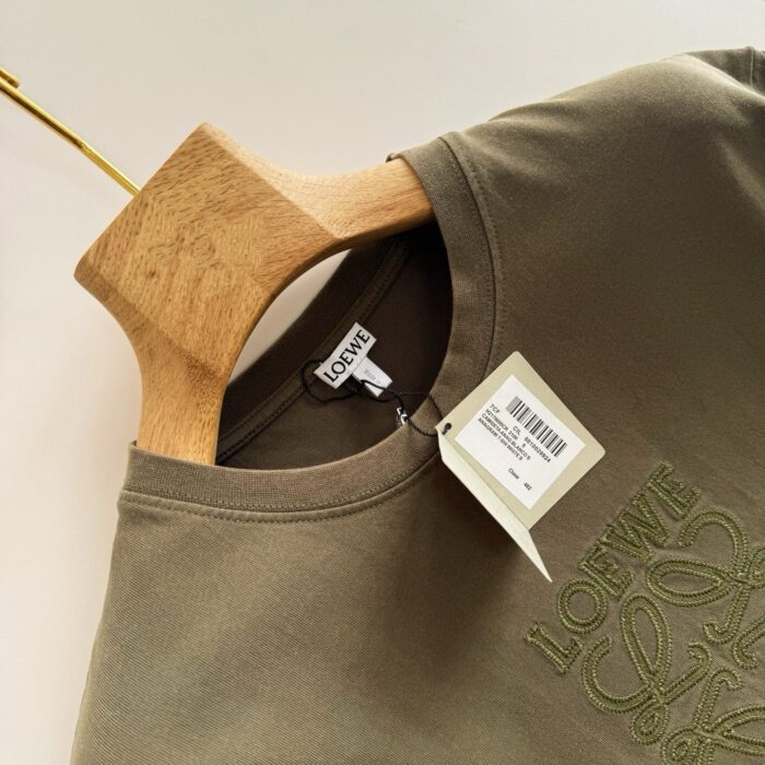 Maglietta verde oliva Loewe, ricamo elegante, scollo rotondo, stile casual sofisticato.