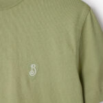 Maglietta verde oliva leggero con logo ricamato, stile casual e versatile, perfetta per ogni occasione.