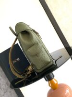 Borsa in pelle oliva con tracolla intrecciata, stile luxury e design moderno.
