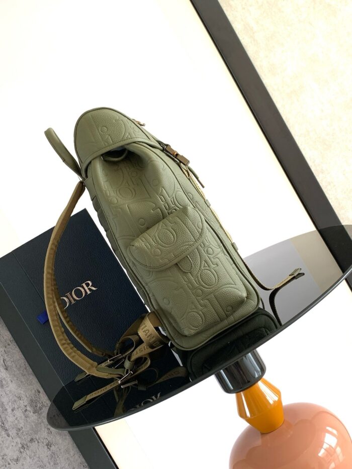 Borsa in pelle oliva con tracolla intrecciata, stile luxury e design moderno.
