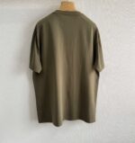 T-shirt verde oliva casuale, maniche oversized, stile minimalista, vestibilità comoda, vista retro.