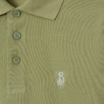 Polo verde oliva con logo musicale, tessuto traspirante, stile casual elegante.