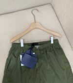 Pantaloni verde oliva leggeri da esterno con etichetta, pronti per essere indossati.